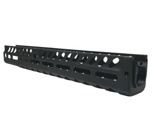 Der Rossi Rio Bravo Lok Handguard bietet 24 M-LOK Slots, eine verbesserte Griffigkeit durch 18 Fingerkerben pro Seite und eine sichere Montage mit dem mitgelieferten Kit.